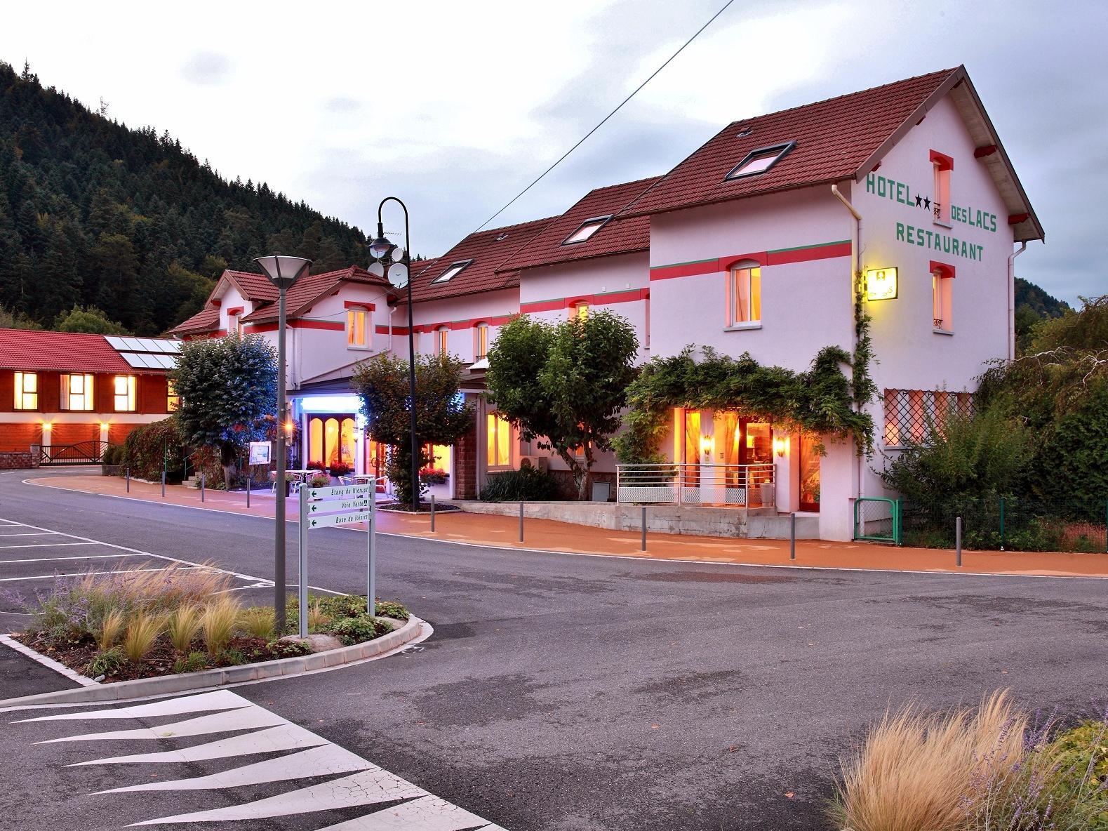 Logis Hotel & Restaurant Des Lacs Celles-sur-Plaine Exterior foto