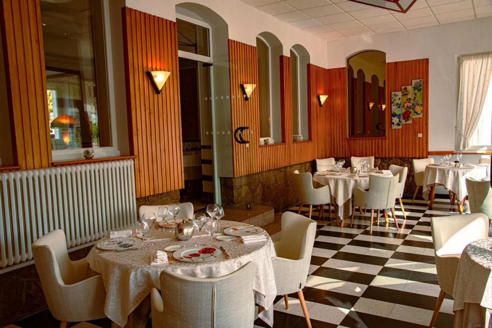 Logis Hotel & Restaurant Des Lacs Celles-sur-Plaine Exterior foto